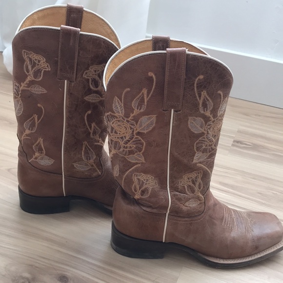 Brand new only worn once boots. - Picture 1 of 5